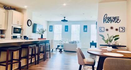 Modern 3-Bedroom Townhome – Perfect Location Near Restaurants & Shopping!