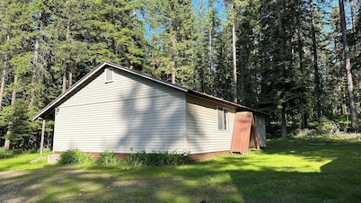 Our Cozy 2-bedroom Cottage in the Woods in Remote North Idaho-A Perfect Getaway!
