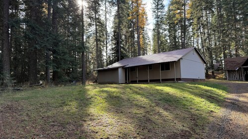 Our Cozy 2-bedroom Cottage in the Woods in Remote North Idaho-A Perfect Getaway!