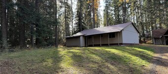 Our Cozy 2-bedroom Cottage in the Woods in Remote North Idaho-A Perfect Getaway!
