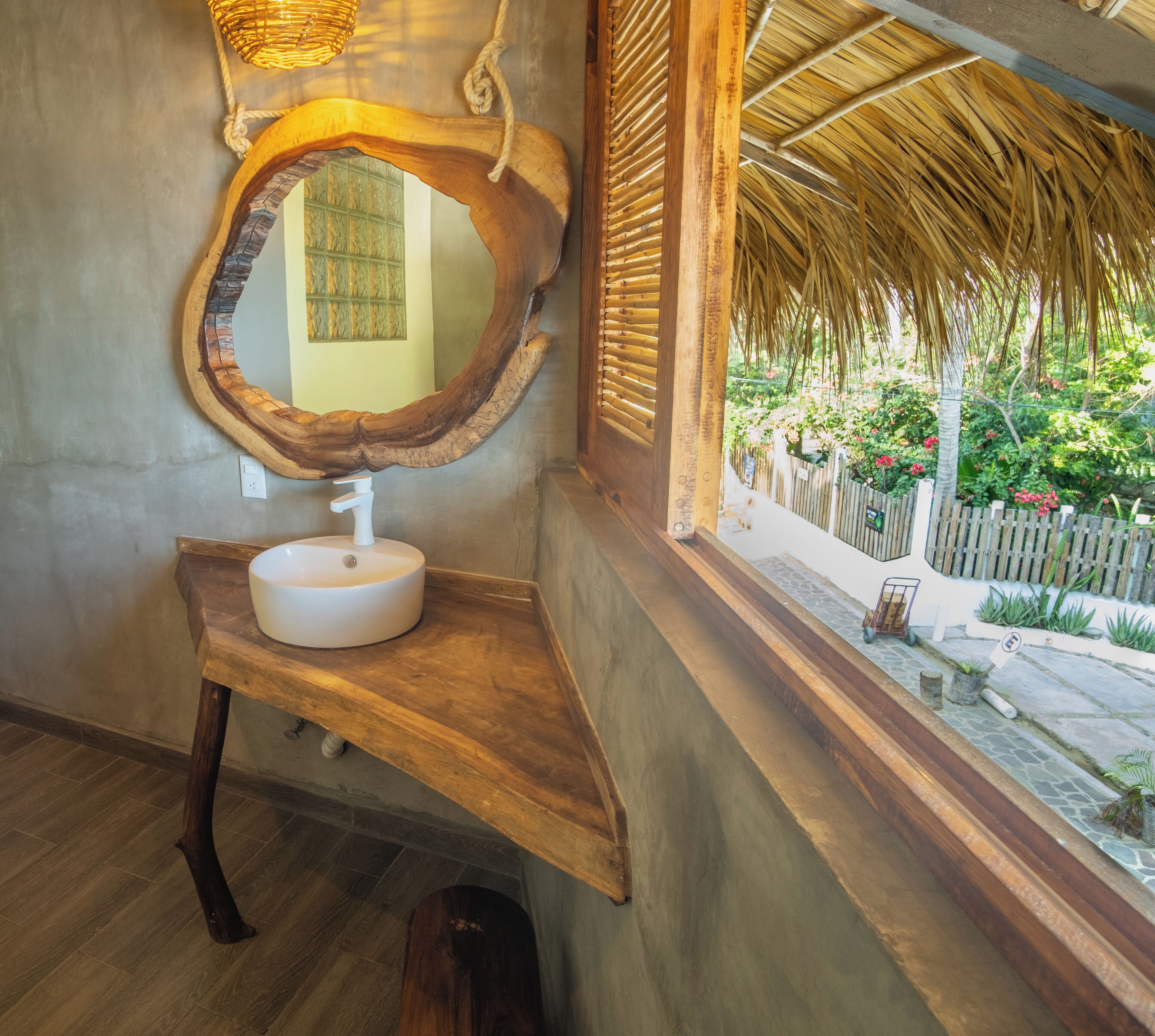 Habitació superior, balcó, vistes a la platja | Bany | Dutxa, assecador de cabells, tovalloles i sabó 