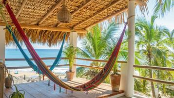 Comfort-Doppelzimmer, Mehrere Betten, Meerblick | Terrasse/Patio