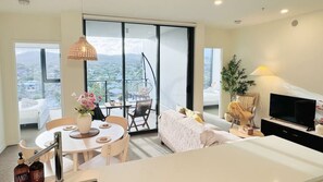 TV - Amazing Views - 2BD 2BA Homey Toowong Abode + Pool (Toowong)