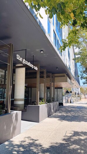 Exterior detail - Amazing Views - 2BD 2BA Homey Toowong Abode + Pool (Toowong)
