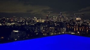 A nighttime cityscape with illuminated buildings. - Amazing Views - 2BD 2BA Homey Toowong Abode + Pool (Toowong)