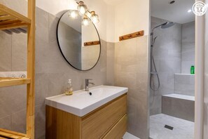 Douche, sĂšche-cheveux, serviettes fournies