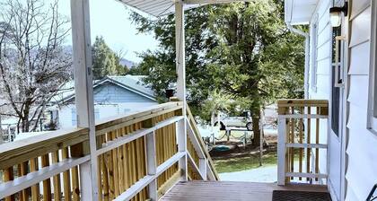 Cozy 2-bedroom home in Oak Ridge - 1940s themed