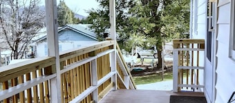 Cozy 2-bedroom home in Oak Ridge - 1940s themed