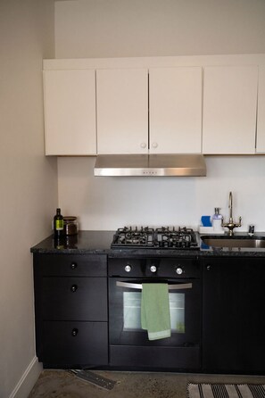 ثلاجة، ميكروويف، موقد طهي مسطح، غسالة أطباق