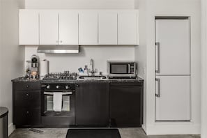 Coffee/tea maker, fridge, microwave, stovetop - Downtown Salted Roots 1 Bedroom Flat (Anchorage)