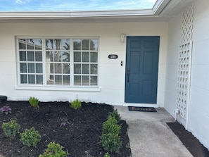 Exterior detail - Lakeside Retreat 3BD/2BA home with pool for a relaxing getaway (Venice)