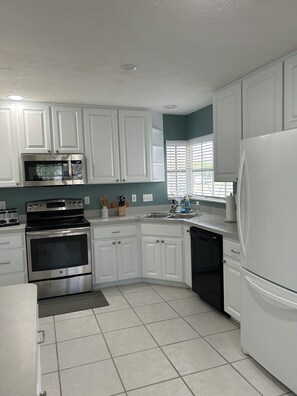 Private kitchen - Lakeside Retreat 3BD/2BA home with pool for a relaxing getaway (Venice)