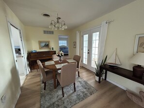 Dining - Lakeside Retreat 3BD/2BA home with pool for a relaxing getaway (Venice)