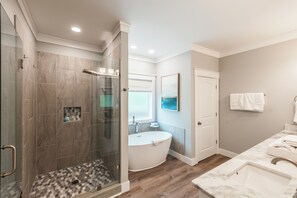 Een douche, een haardroger, handdoeken, zeep