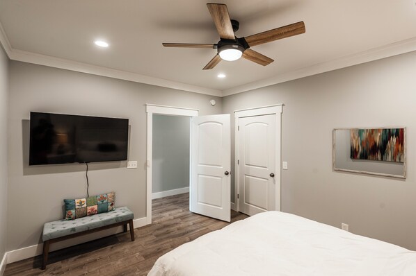 5 bedrooms, desk, travel crib, free WiFi