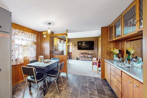 Dining - Countryside Couples Retreat! Gateway to Corning (Cameron)