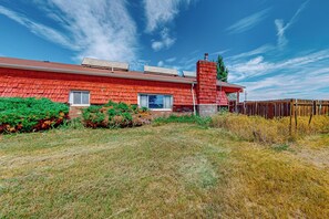Property grounds - Adventure-Ready Retreat Near Great Sand Dunes! (Alamosa)