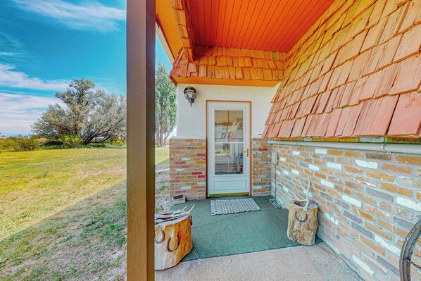 Terrace/patio - wilderness retreat w/ wood stove - Dog-Friendly (Alamosa)