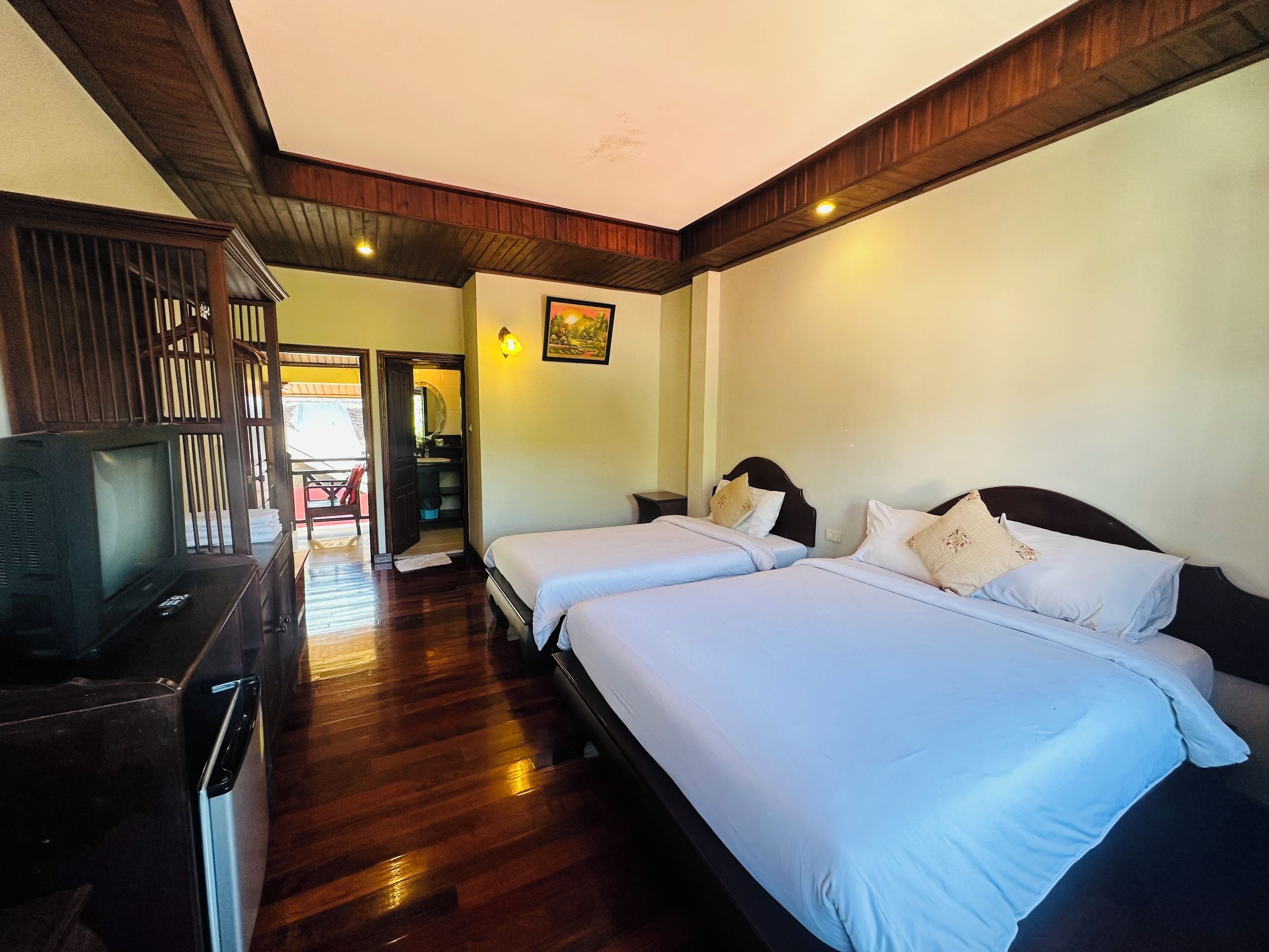 Deluxe trippelrum - utsikt mot innergården | Sängtillbehör av högsta kvalitet och Select Comfort-madrasser