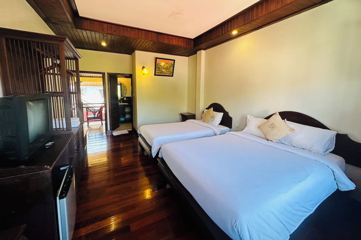 Deluxe Triple Room, Courtyard View | Peralatan tempat tidur premium, katil Select Comfort 