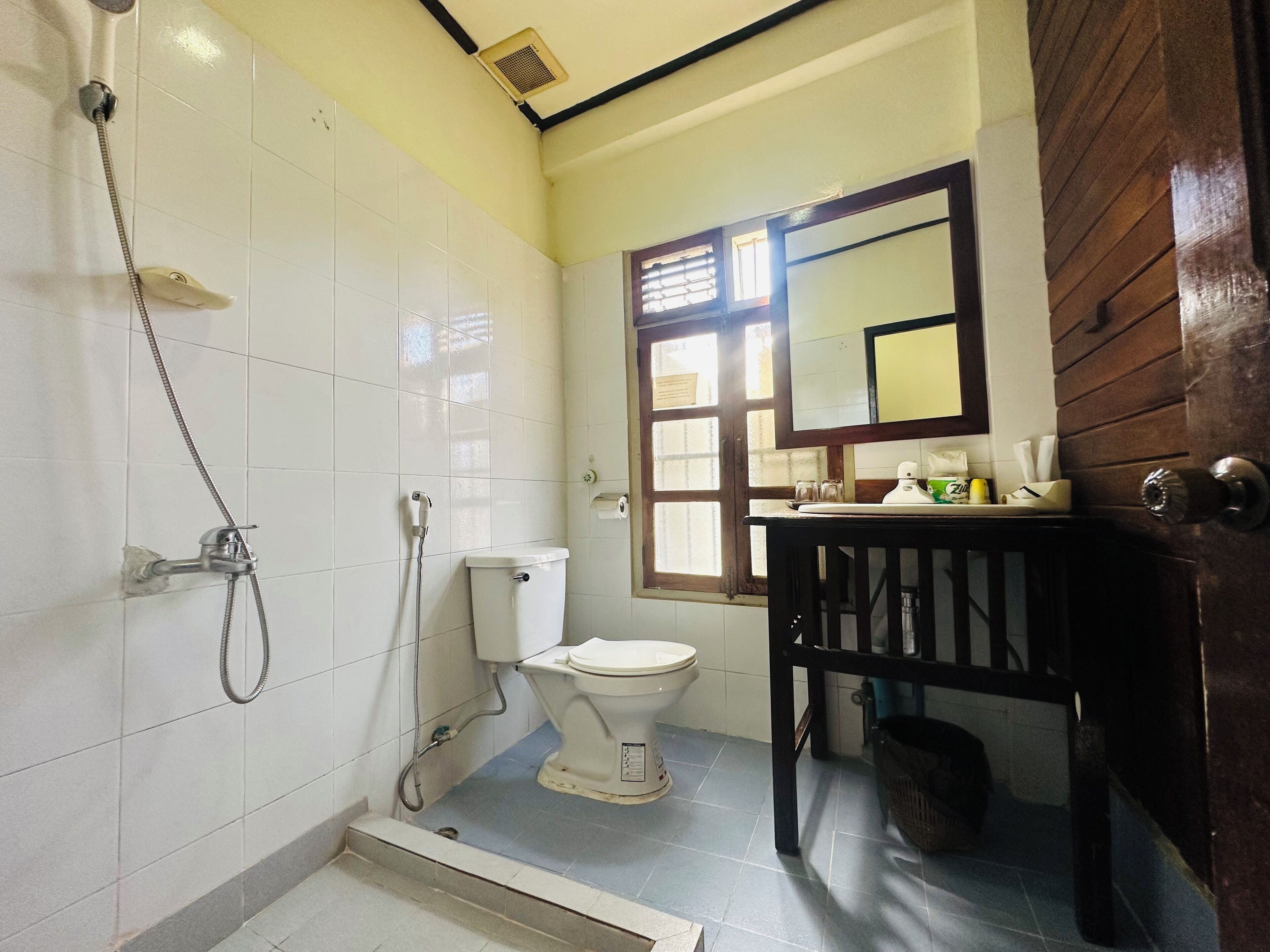 Ducha, secador de pelo, toallas y jabón