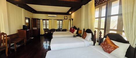 Habitación cuádruple Deluxe, vista al patio | Ropa de cama de alta calidad y camas Select Comfort