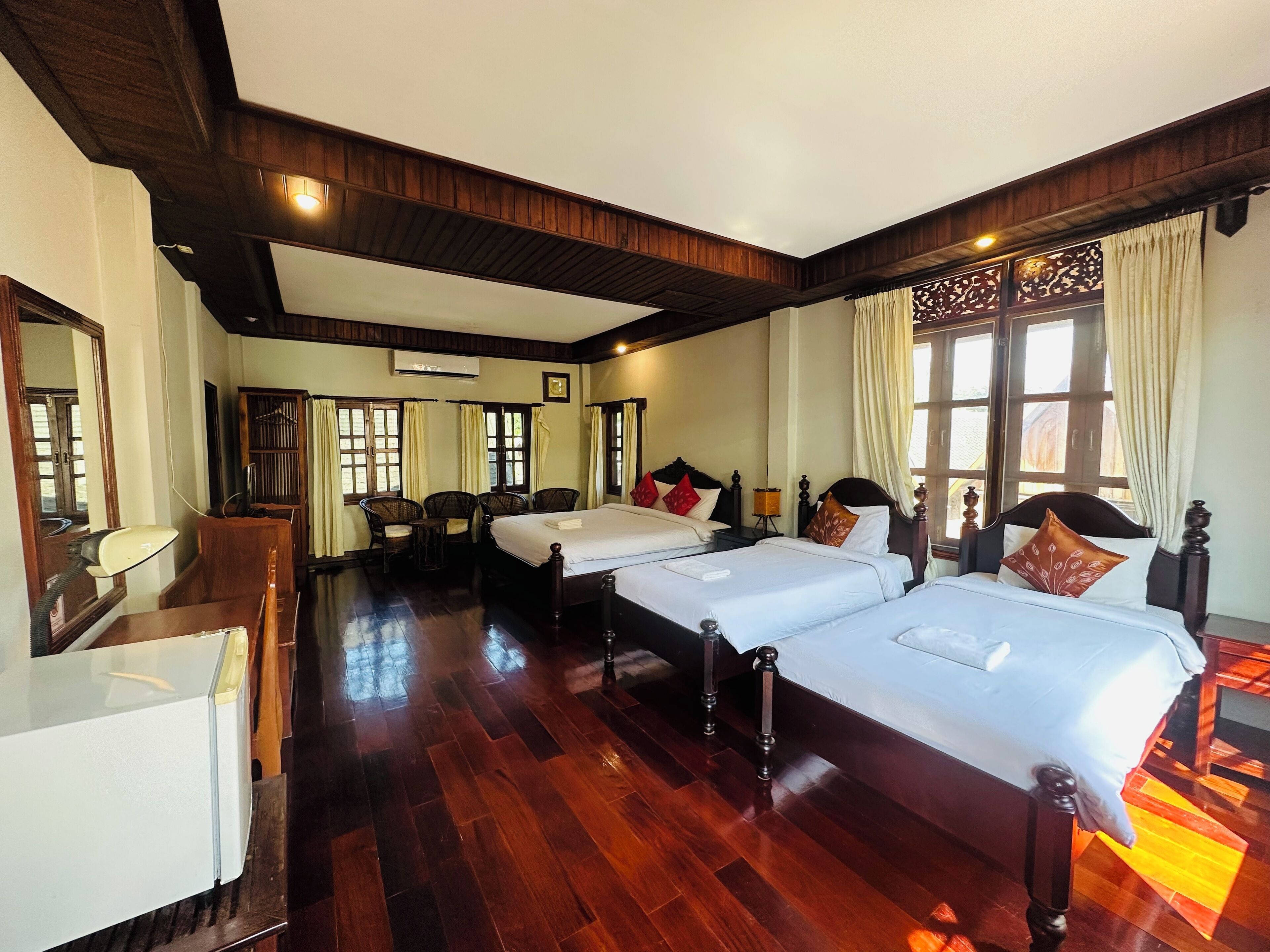 Deluxe fyrbäddsrum - utsikt mot innergården | Sängtillbehör av högsta kvalitet och Select Comfort-madrasser