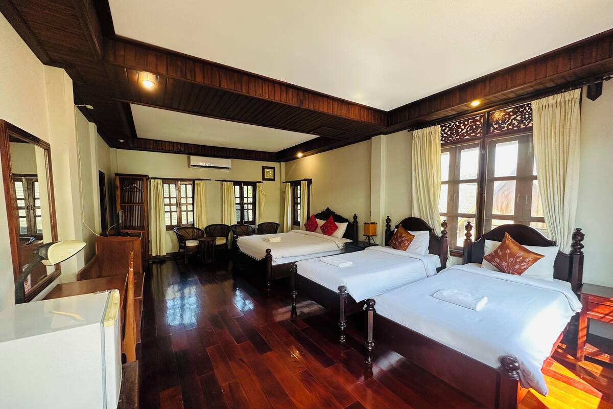 Deluxe Quadruple Room, Courtyard View | Peralatan tempat tidur premium, katil Select Comfort 