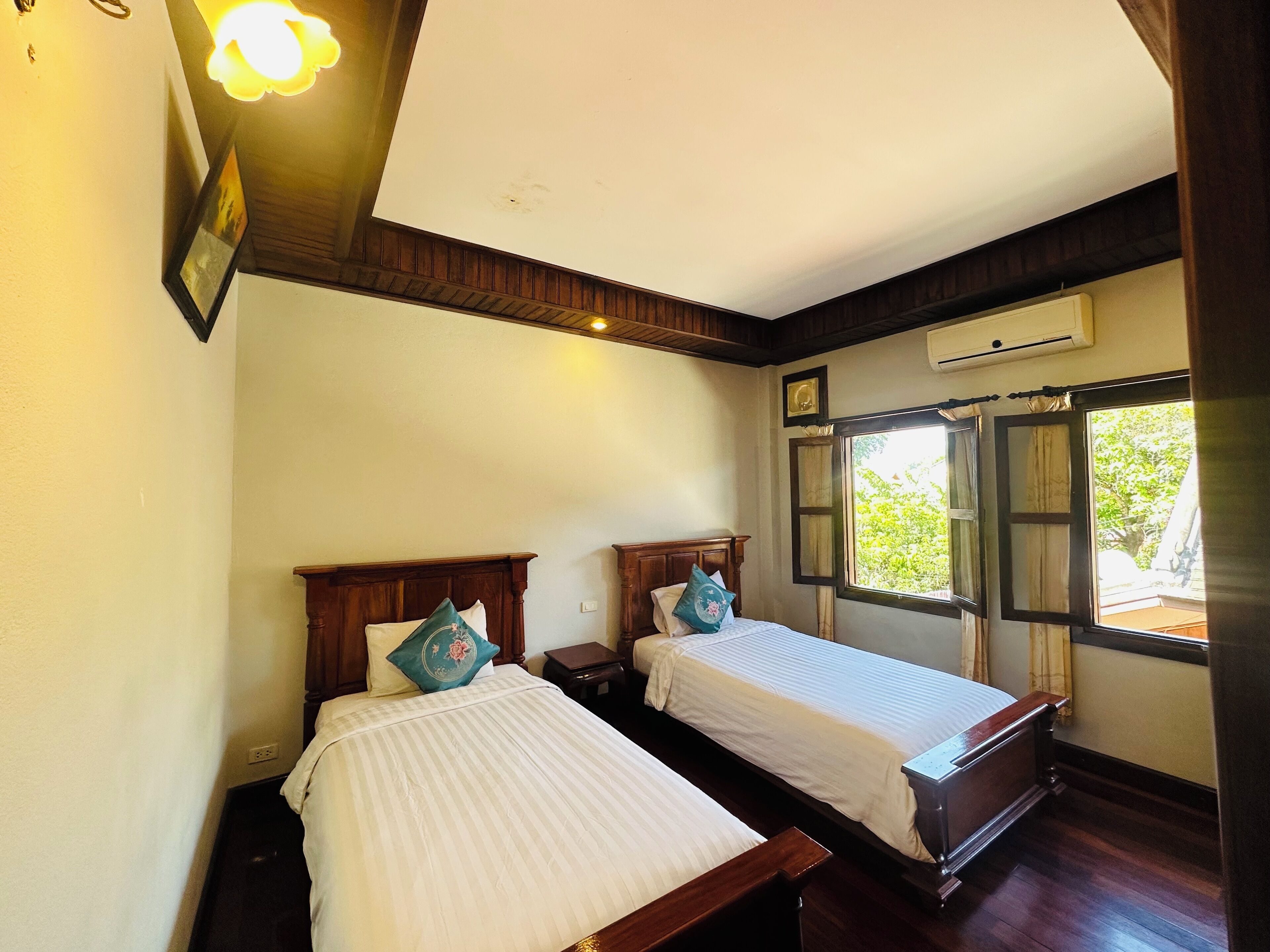 Tvåbäddsrum Deluxe - utsikt mot innergården | Sängtillbehör av högsta kvalitet och Select Comfort-madrasser