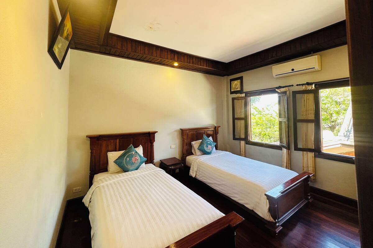 Deluxe Twin Room, Courtyard View | Peralatan tempat tidur premium, katil Select Comfort 