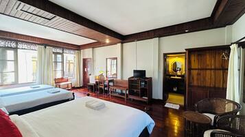 Habitación cuádruple Deluxe, vista al patio | Ropa de cama de alta calidad y camas Select Comfort