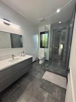 Shower, hair dryer, towels, soap - Burbank - Starlight Hills Luxury Guest House (Burbank)