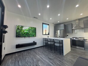 Oven, stovetop, dishwasher - Burbank - Starlight Hills Luxury Guest House (Burbank)