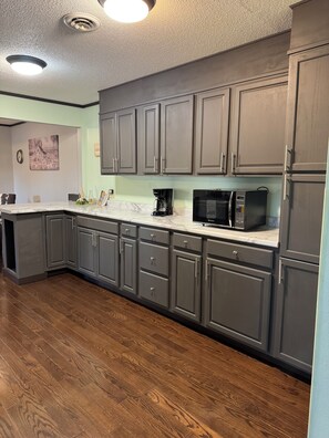 Microondas, horno y placa de cocina