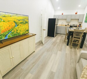 Living area - Cozy 1-bedroom apartment in lovely Crystal River with AC (Crystal River)