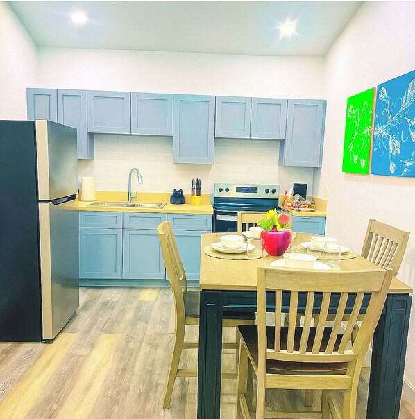 Dining - Cozy 1-bedroom apartment in lovely Crystal River with AC (Crystal River)