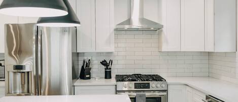 Mikrovågsugn, ugn, spishäll och diskmaskin