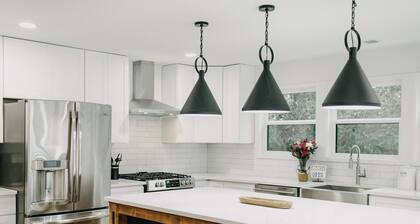 3-bedroom, 3.5 bath charming farmhouse in Cumming, GA. Family and pet-friendly.