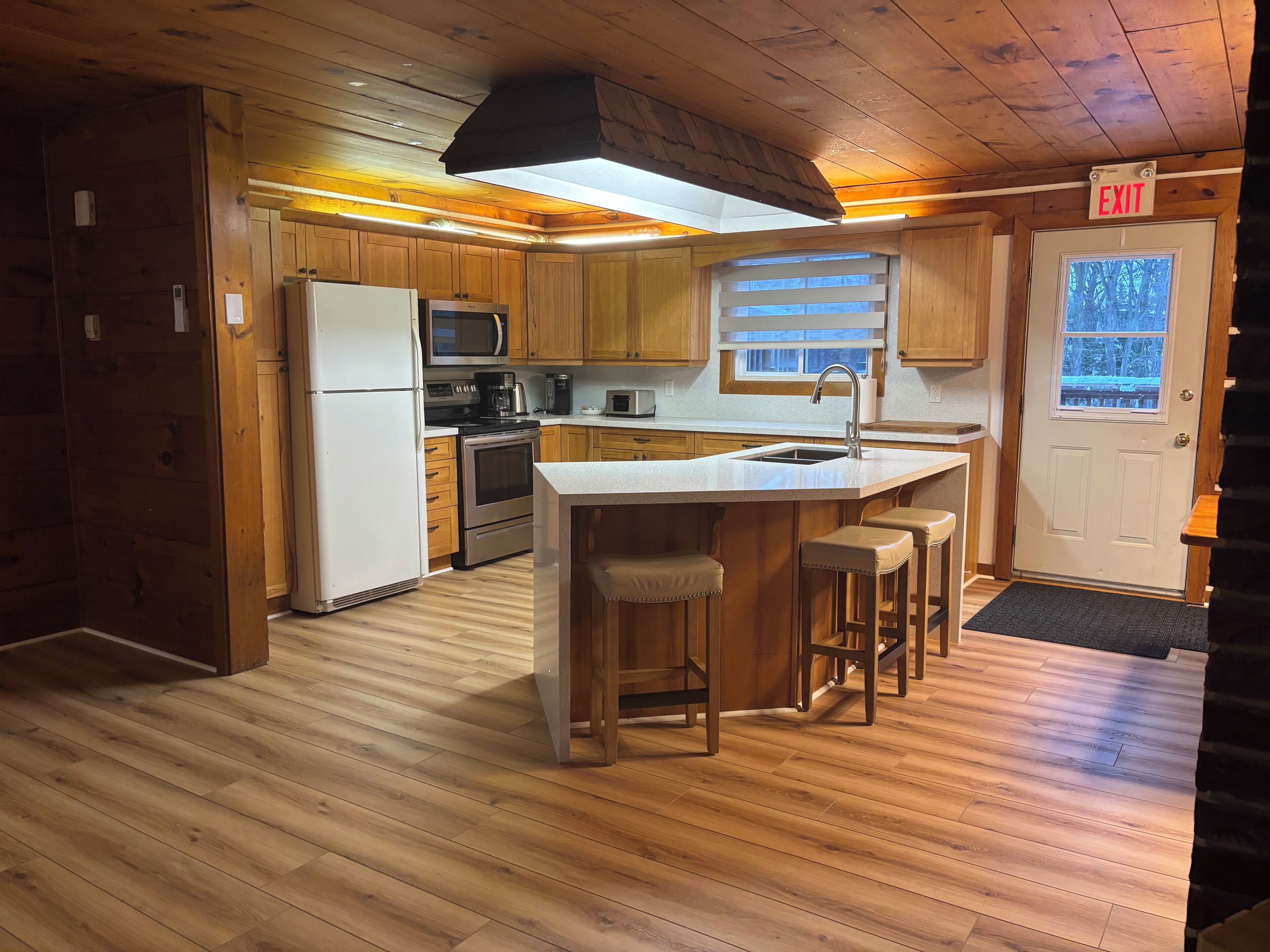 Een microgolfoven, een oven, een kookplaat, een vaatwasser