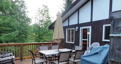All-Season 7 bedroom Blue Mountain chalet (Sleeps 15) Fully air-conditioned.