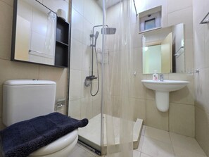 Shower, hair dryer, towels, soap - Home away from home - 4BR + Maids Villa with Gazebo and Private Garden in JVC (Dubai)