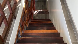 Una scala con gradini in legno e ringhiera in metallo.