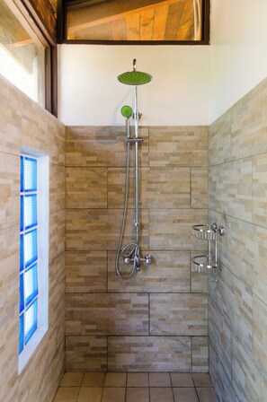 Douche, sèche-cheveux, serviettes fournies, savon