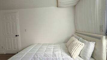 2 bedrooms, iron/ironing board, WiFi, bed sheets