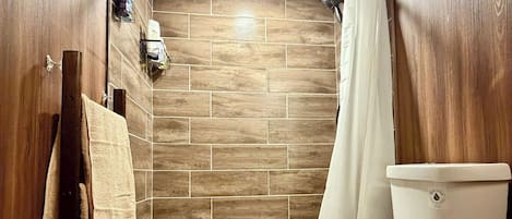 Secadora de cabello, toallas, jabón, papel de baño