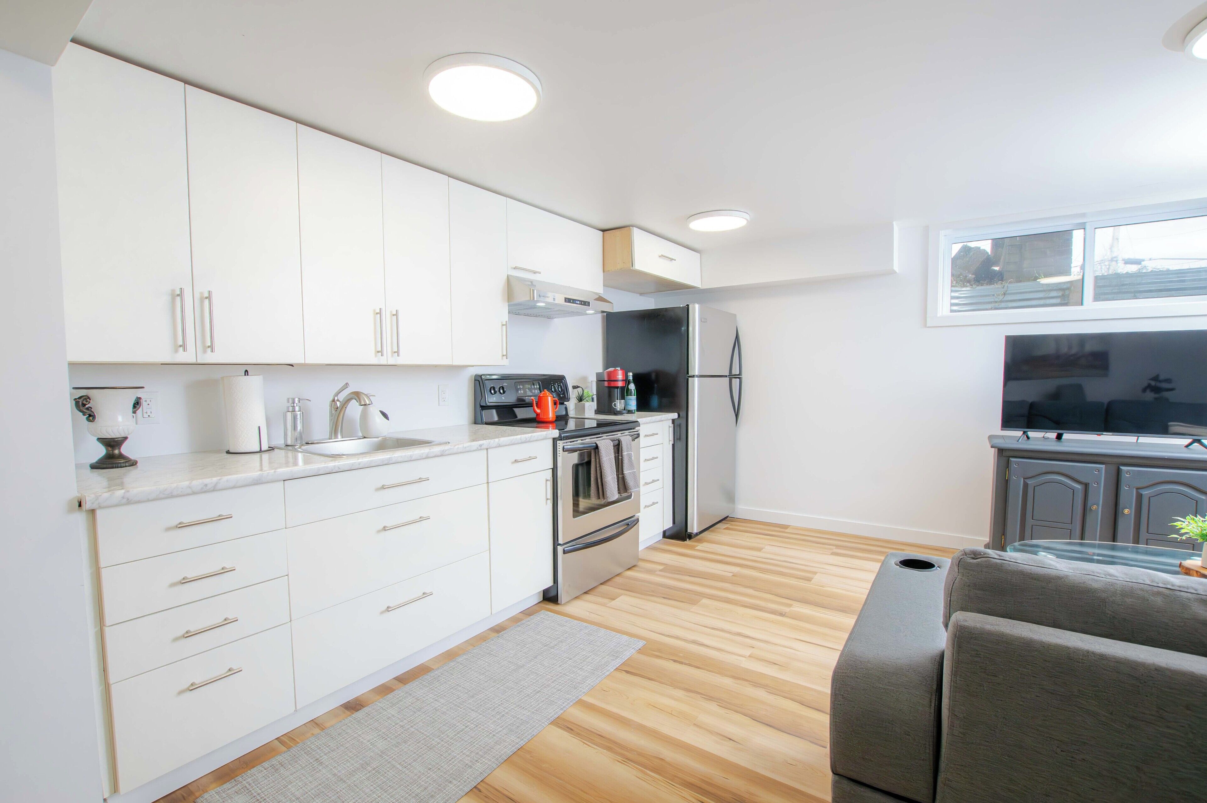 Fridge, oven, stovetop, coffee/tea maker