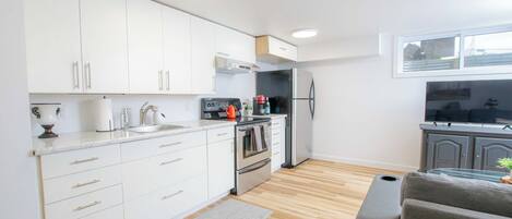 Fridge, oven, stovetop, coffee/tea maker