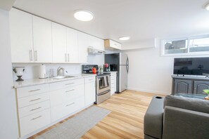 Kühlschrank, Ofen, Herdplatte, Wasserkocher mit Kaffee-/Teezubehör