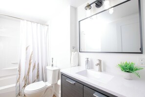 Articles de toilette écologiques, séchoir à cheveux, serviettes fournies