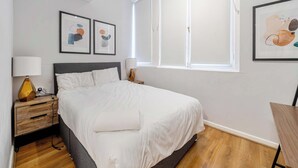 A bedroom with a bed, bedside tables, a lamp, and artwork on the walls. - Host Stay Apartment 1 Stanley Street (Liverpool)